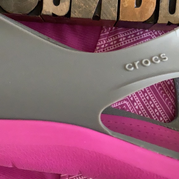 🐊☔️CROCS Women’s Slingback/Cut Away Shoe in Gray & Magenta - Picture 7 of 12